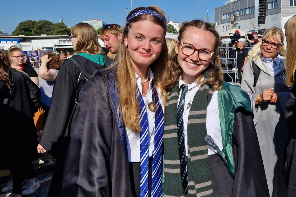 Ida (16, "Ravenclaw") und Inka (17, Slytherin, r.) aus Hamburg trugen die jeweiligen Schuluniformen ihrer Häuser. Mit Zauberstäben und Zeitumdreher.