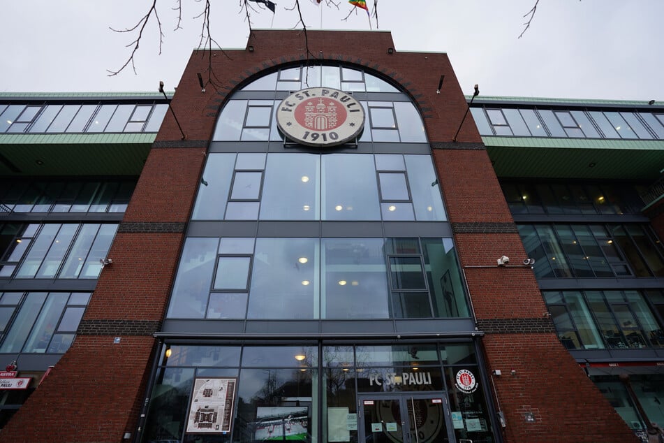 Der FC. St. Pauli sieht sich nach dem Vorfall vor dem Millerntorstadion wüsten Beschimpfungen ausgesetzt.
