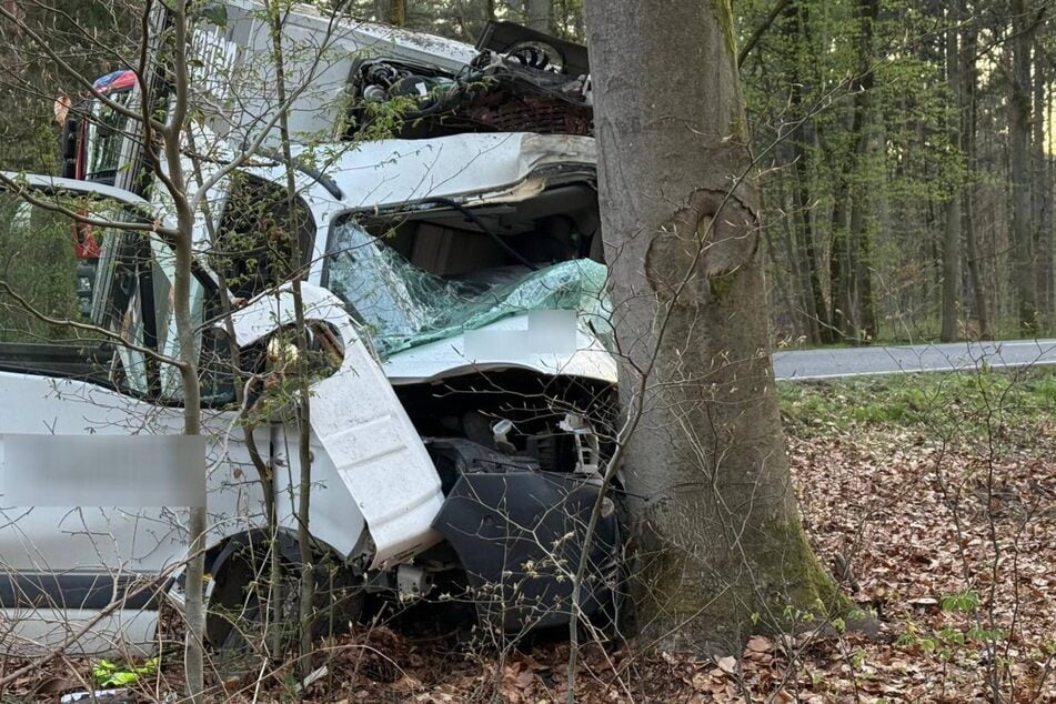 Warum der Mann von der Straße abkam, ist bislang unklar.
