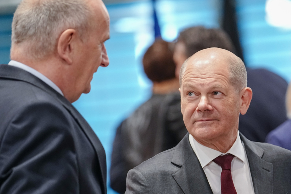 Dietmar Woidke (61, SPD, l.) und Bundeskanzler Olaf Scholz (64, SPD) nahmen an der Ministerpräsidentenkonferenz am Mittwoch teil.