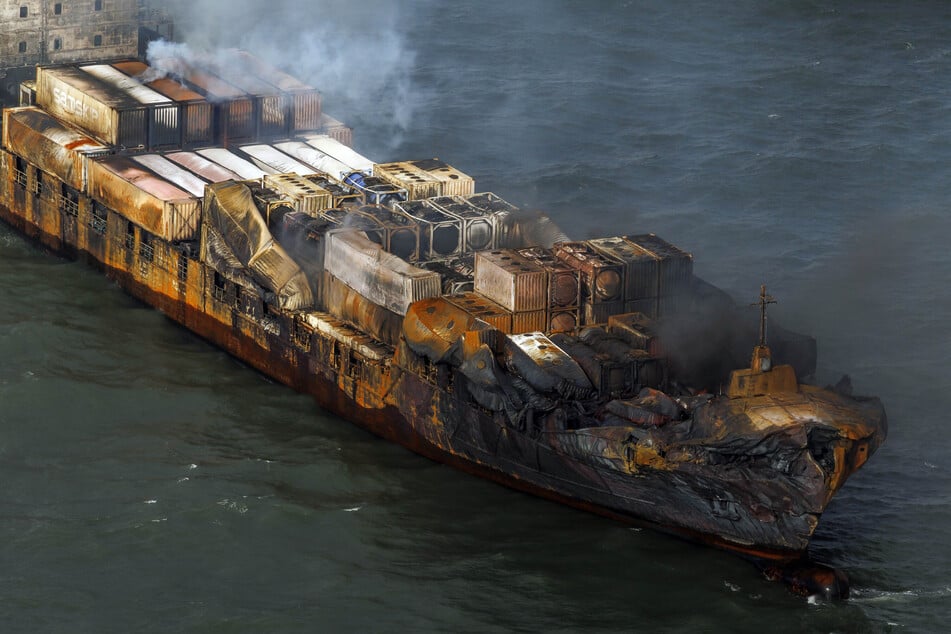 Rauchschwaden vom Frachtschiff MV Solong in der Nordsee vor der Küste Yorkshires in England, nachdem er am Montag mit dem Öltanker MV Stena Immaculate kollidiert war.