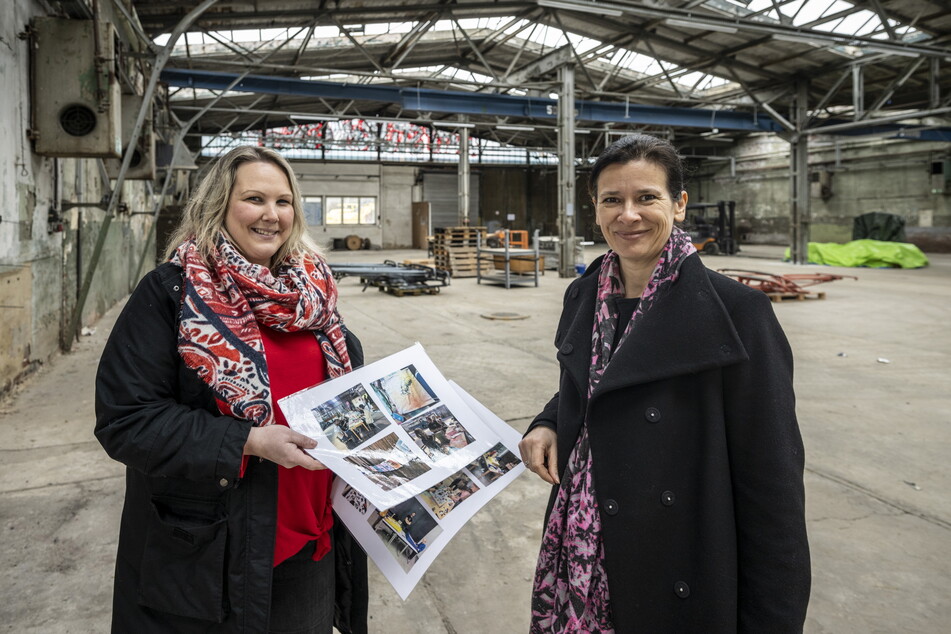 Projektkoordinatorin Tina Winkler (34) und Jana Strohbach (48, Stabsstelle Kulturhauptstadt) zeigen Fotos von ersten Mikro-Aktionen im Garagen-Campus.