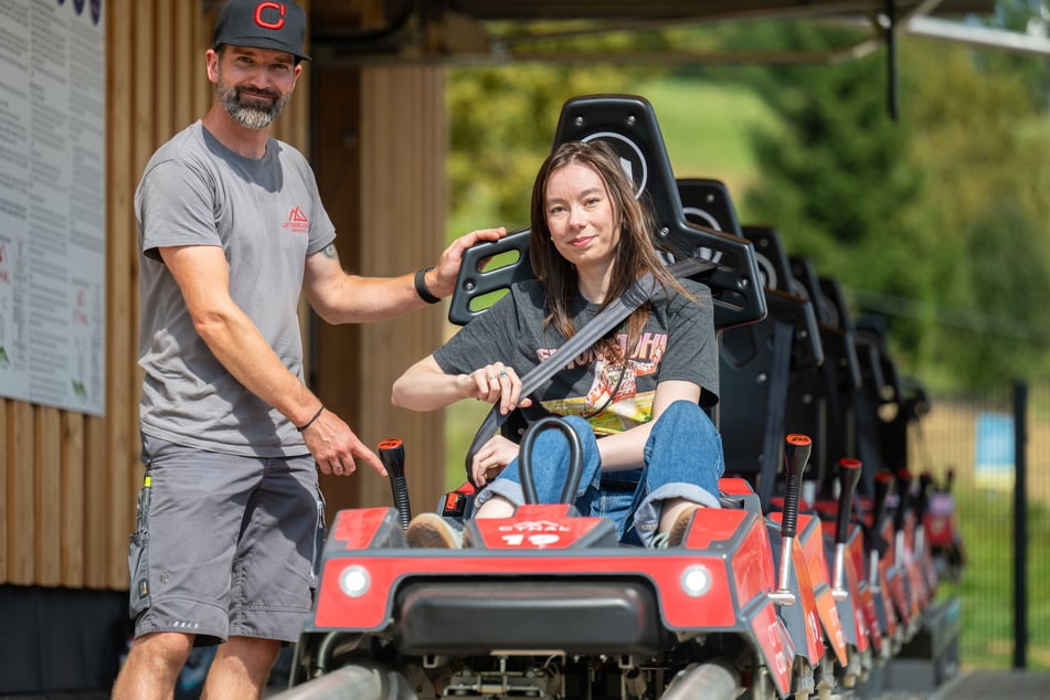 Reporterin Lena Plischke (25) testet den O'Thal-Coaster und bekommt eine kurze Einweisung von Lift-Mitarbeiter Eric Götze (45).