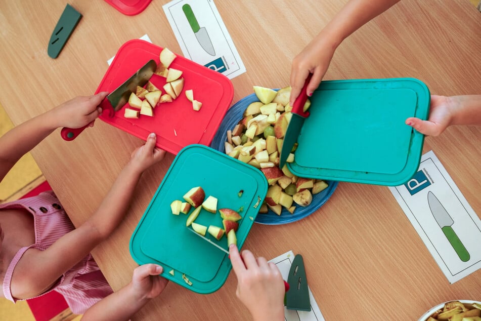 Die Kinder schneiden einmal wöchentlich für die anderen Kinder das Obst und dürfen bereits "richtige" Messer verwenden - unter Aufsicht der Erzieherin. Abgelegt werden muss das Messer auf dem "Messerparkplatz".