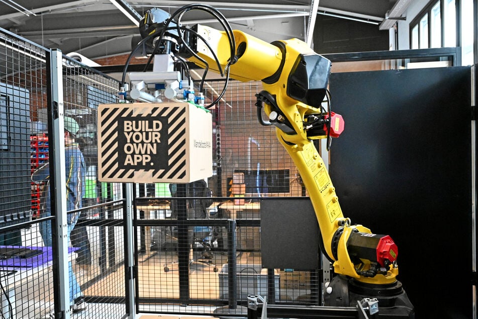 Der Kollege hier stapelt automatisch Pakete vom Fließband auf Paletten.