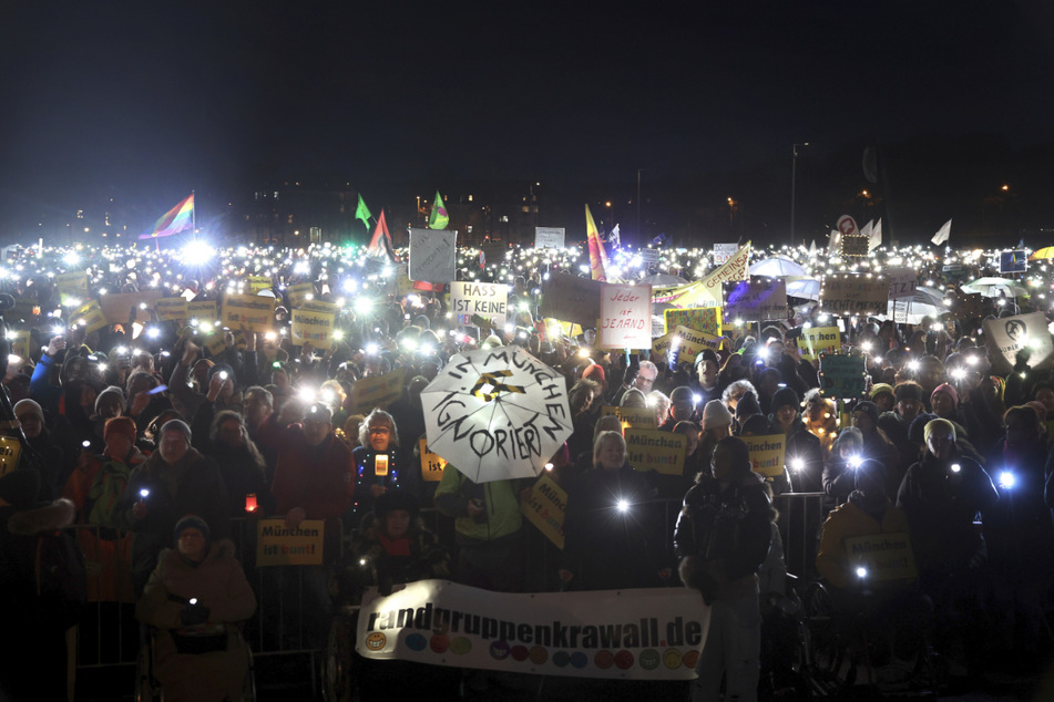 Gewaltiges "Lichtermeer für Demokratie" in München mit bis zu 100.000 Menschen