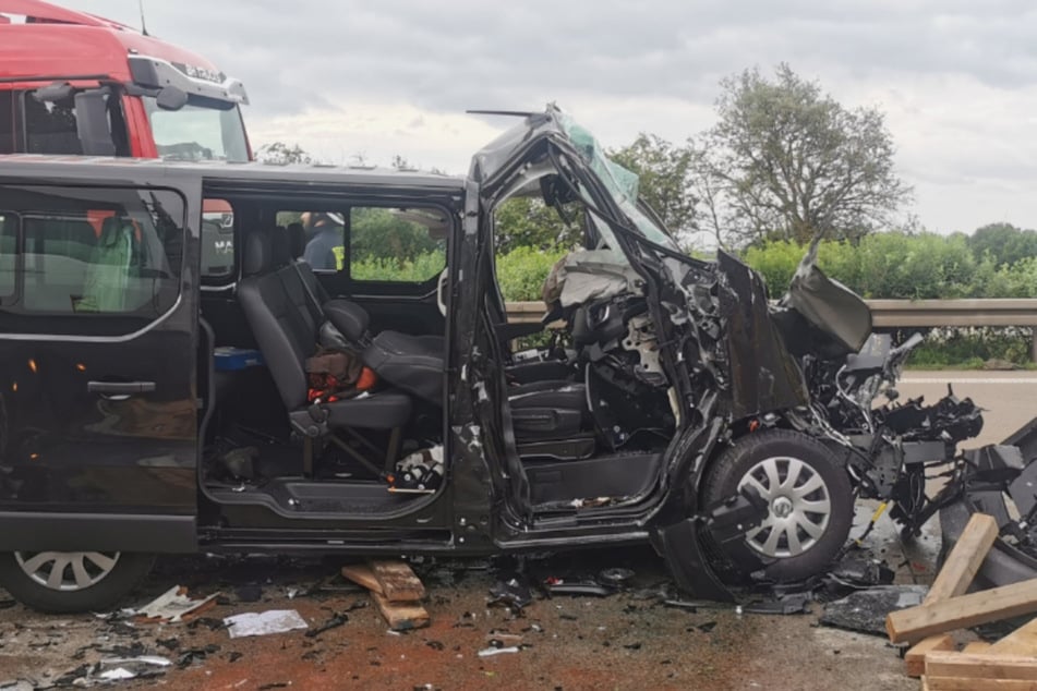 Unfall A2: Stauende auf der A2 übersehen: Zwei Männer eingeklemmt und schwer verletzt