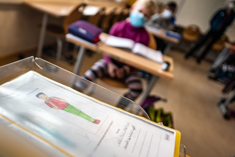 Für Kinder der Klassen eins bis sechs wird eine Notbetreuung angeboten. (Symbolbild)