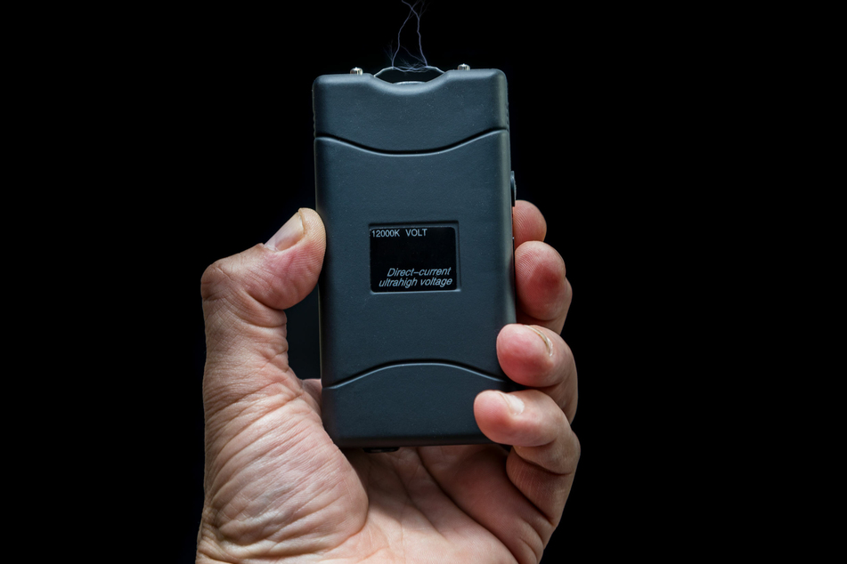 Mit einem Elektroschocker sollen die mutmaßlichen Peiniger ihr 40-jähriges Opfer regelmäßig gequält haben.