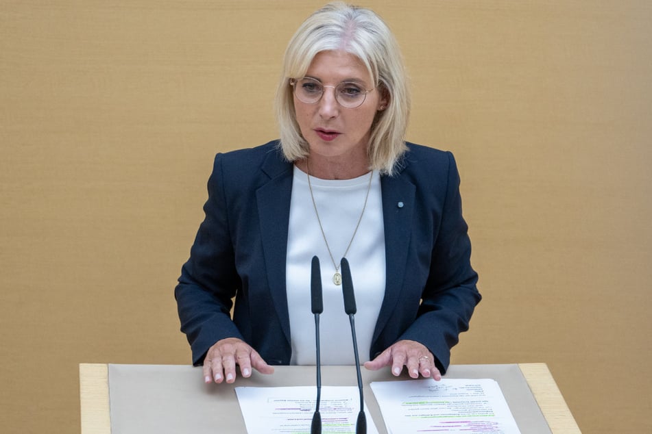 Bayerns Arbeitsministerin Ulrike Scharf (57, CSU) bezeichnet die Situation auf dem Arbeitsmarkt als stabil.