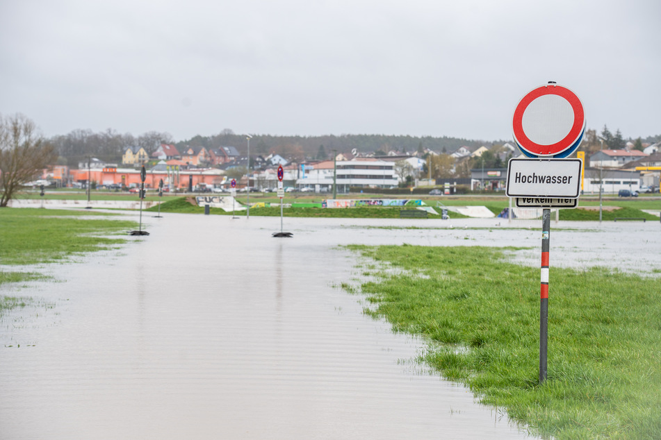 Starker Regen hat am Samstag in Höchstadt (Landkreis Erlangen-Höchstadt) für Hochwasser gesorgt.