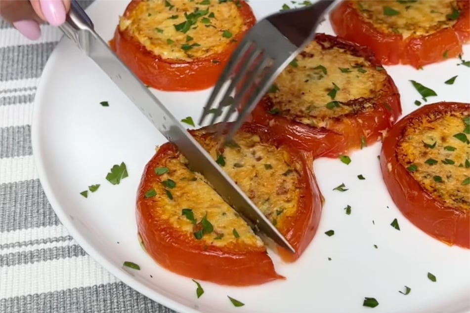 Das Resultat kann sich sehen lassen: Die Tomatenringe verleihen jedem Omelett einen gebührenden Rahmen.