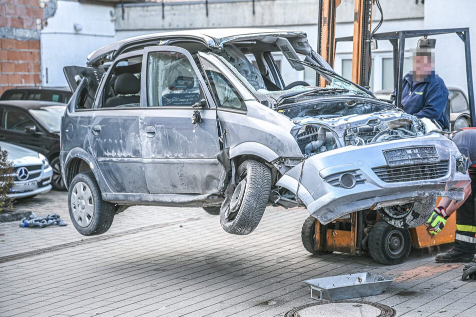 Irrfahrt endet an Tankstelle: Opel durchbricht Zaun und rammt Autos
