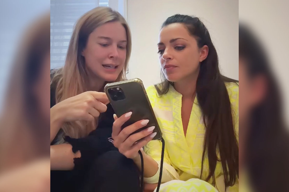 Anne Menden (r.) zeigt Nina Ensmann ein Video von dem Alien-Kongress auf dem Handy.