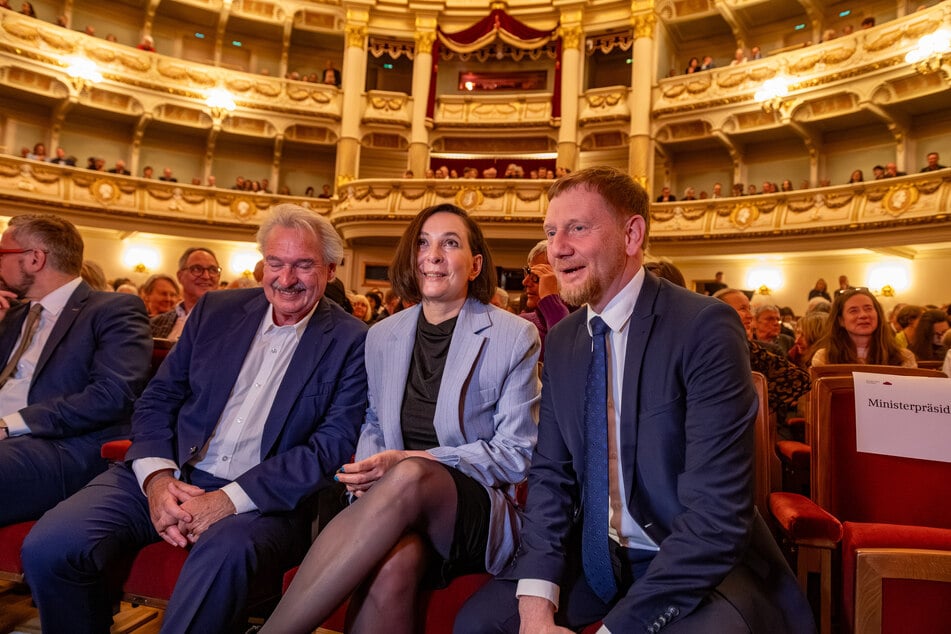 Der frühere luxemburgische Außenminister Jean Asselborn (76, l.) und Ministerpräsident Michael Kretschmer (50, CDU) erwiesen der Preisträgerin Klementyna Suchanow (52) in ihren Reden alle Ehre.