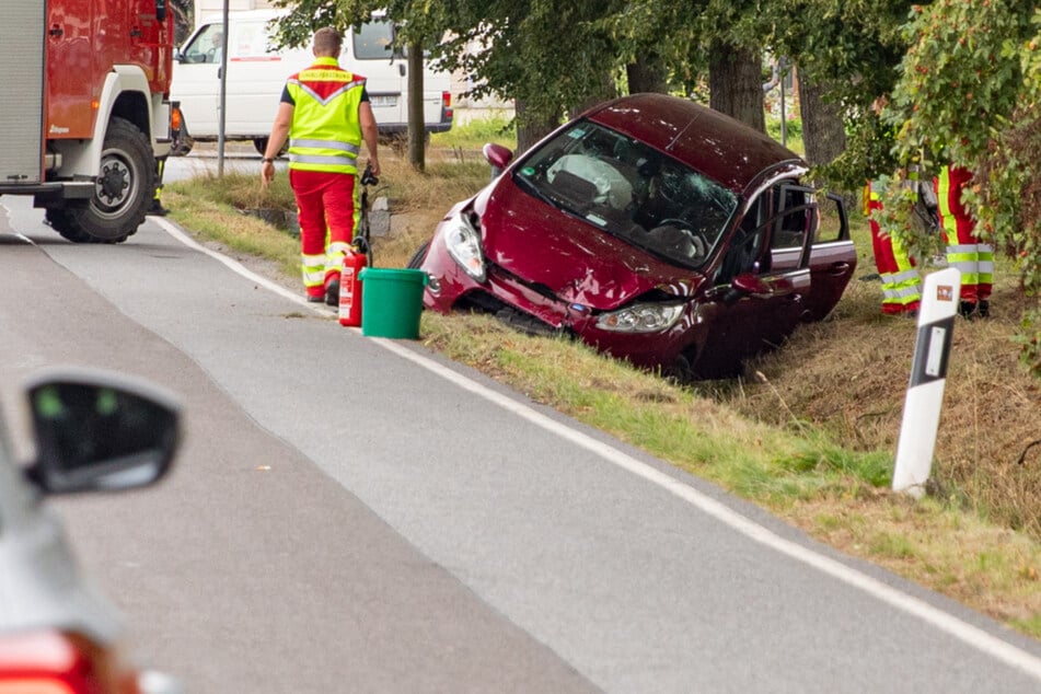 Sekundenschlaf! Ford-Fahrer rammt Telefonmast und landet im Graben