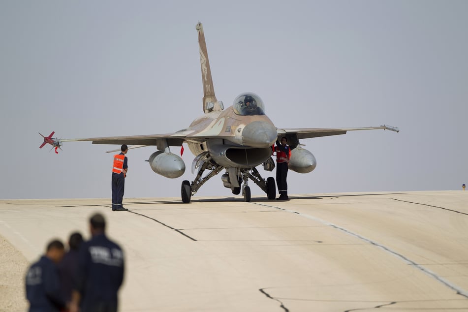 Ein F-16 Kampfjet der israelischen Luftwaffe wird einsatzbereit gemacht.