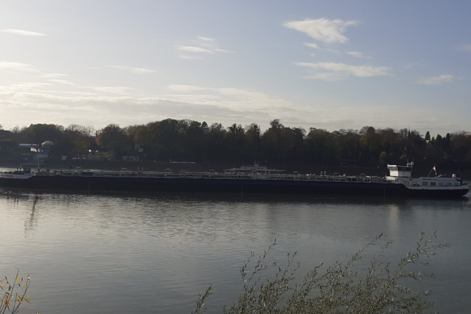 Das Schiff steckt bei Königwinter im Rhein fest. Am Dienstag soll die Bergung fortgesetzt werden.