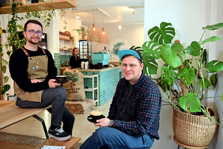 Die Bohnenmeister Kurt Seidel (28, l.) und Matthias Dallinger (41) sitzen im umgestalteten Café "Dreamers by Bohnenmeister".