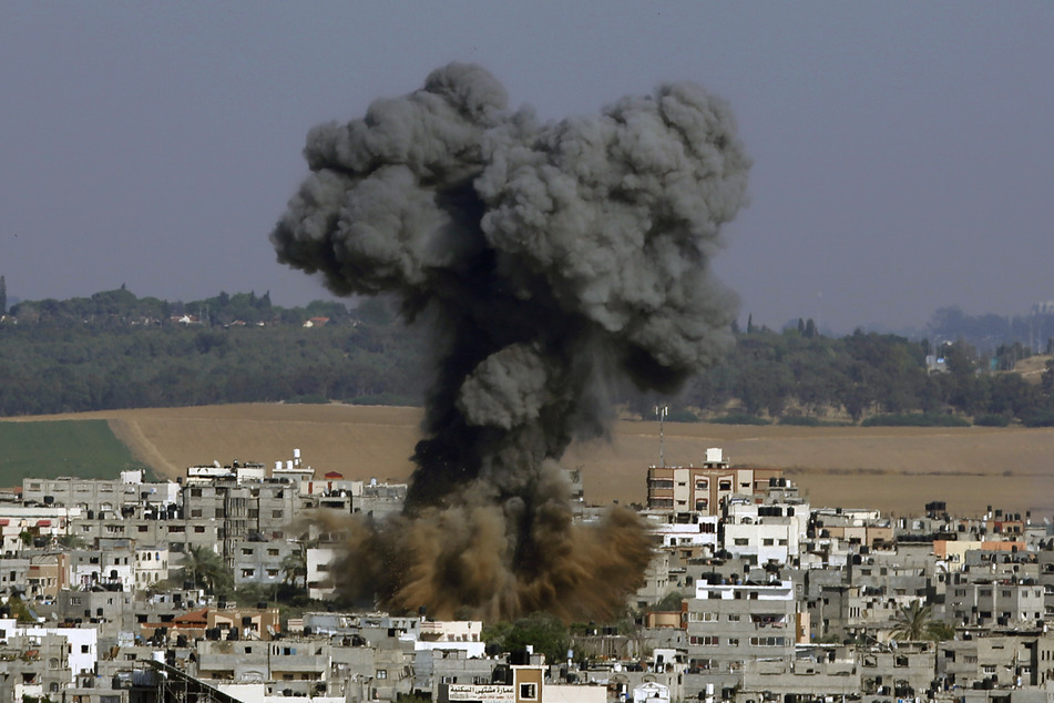 Das israelische Militär reagierte auf hunderte Raketen aus dem Gazastreifen mit Dutzenden Luftangriffen auf Ziele in dem Küstengebiet direkt am Mittelmeer, darunter Gaza-Stadt.