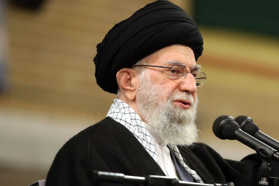 Der "Oberste Führer" im Iran Ali Chamenei (83) kündigte an Tausende zu begnadigen. Doch Menschenrechtsorganisationen warnen, es soll sich lediglich um eine PR-Aktion handeln.