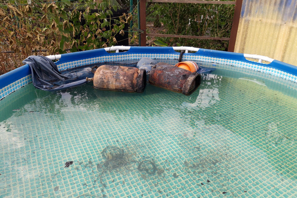 In einem Swimming Pool mussten Gasflaschen gekühlt werden, um weitere Schäden zu verhindern.