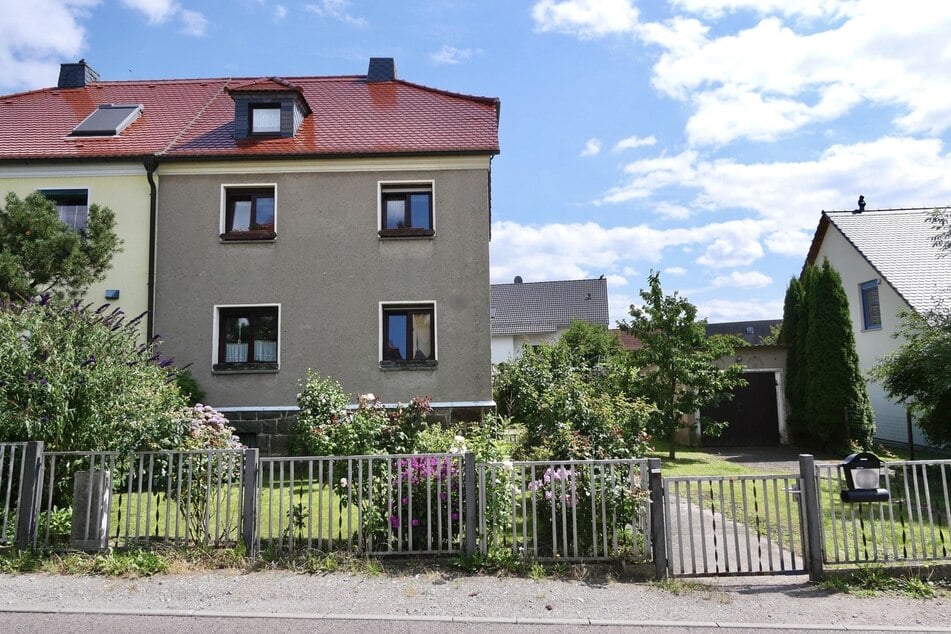 Diese Doppelhaushälfte mit Garten, Garage und Dachgeschoss wartet auf neue Besitzer