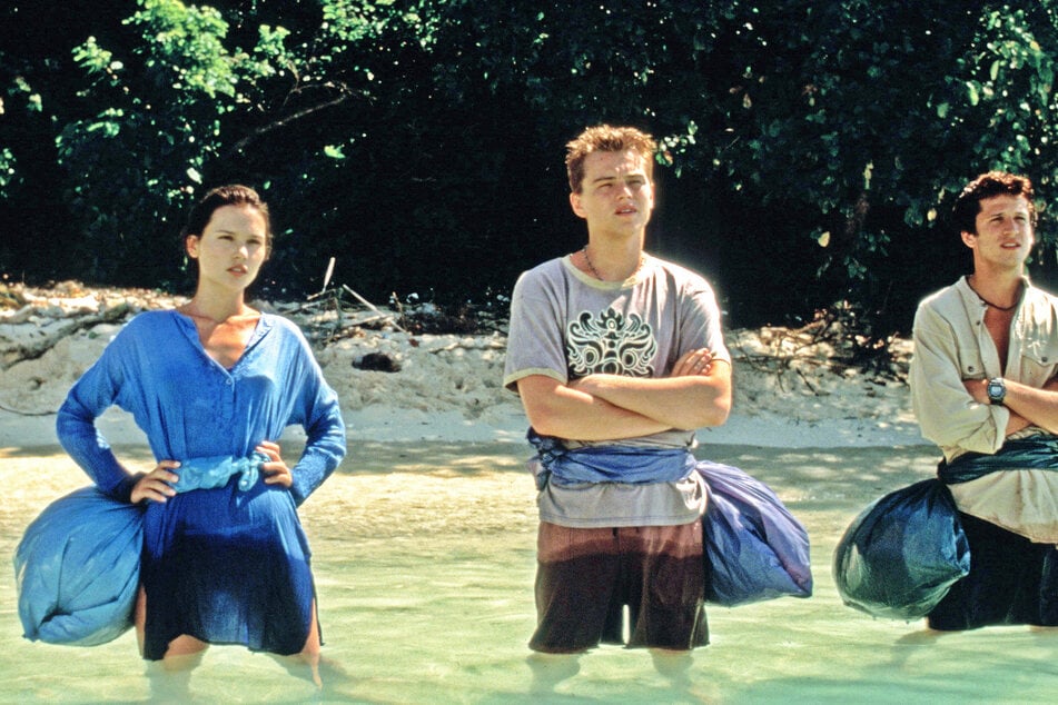 Gemeinsam mit dem französischen Pärchen Francoise (Virginie Ledoyen) und Étienne (Guillaume Canet, r.) macht sich Richard (Leonardo DiCaprio) auf den Weg, die geheime Insel zu finden.