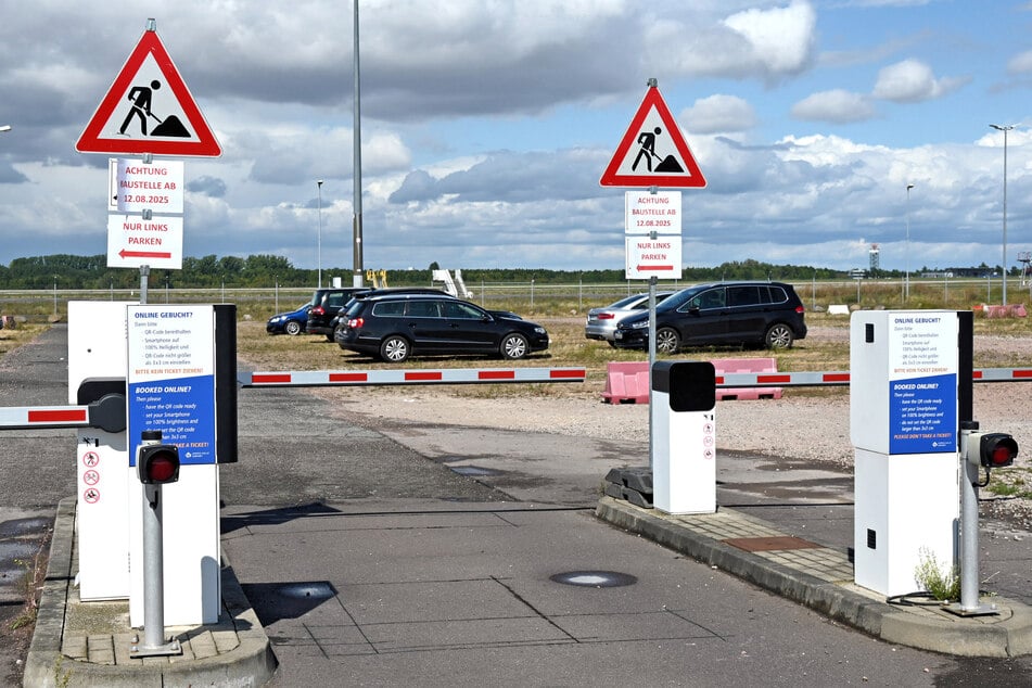 Bereits jetzt weisen Schilder darauf hin, dass der Parkplatz nur noch eingeschränkt nutzbar ist.