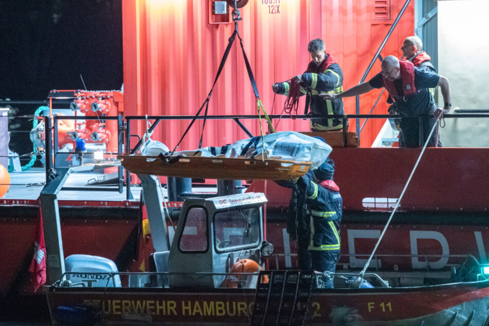 Am Donnerstagabend wurde am Fähranleger Neuhof im Hamburger Hafen eine Wasserleiche entdeckt. Die Identität des oder der Toten steht noch nicht fest.