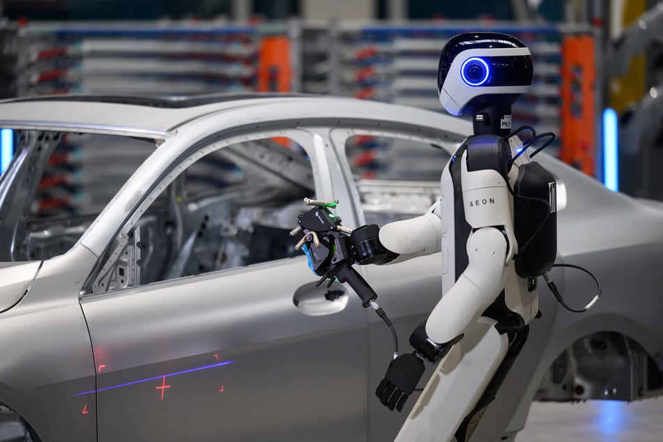 Mitarbeiter lernen die Roboter an und erklären ihnen die Abläufe.