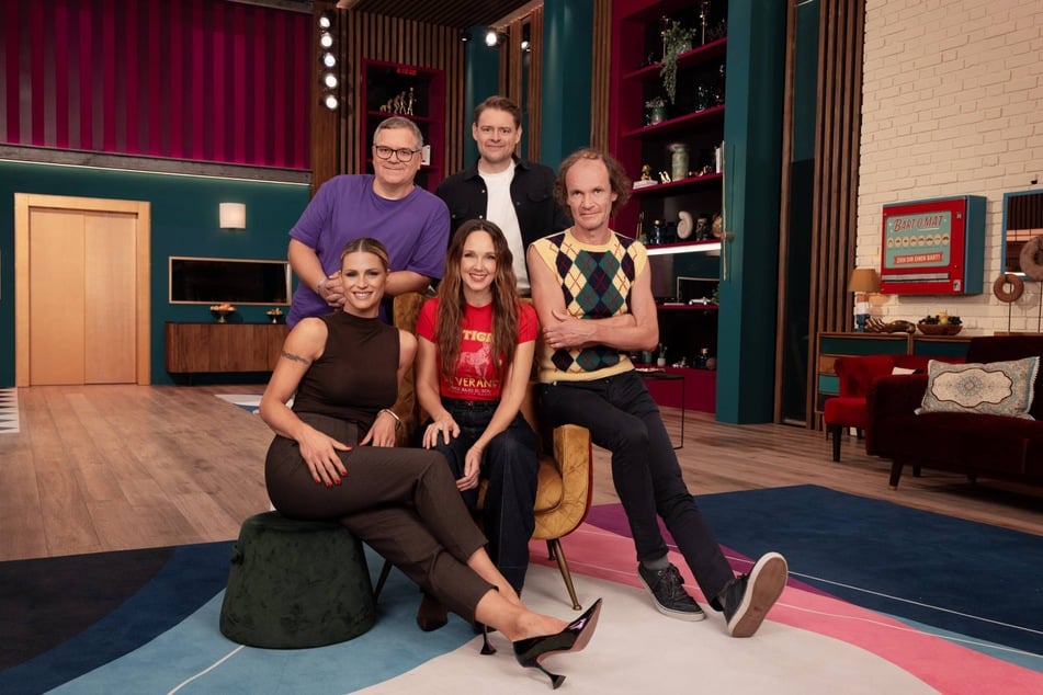 Michelle Hunziker (49, v.l.), Elton (55), Carolin Kebekus (46), Max Giermann (50) und Olaf Schubert (58) stellten sich der Nicht-Lachen-Challenge von "LOL: Last One Laughing".