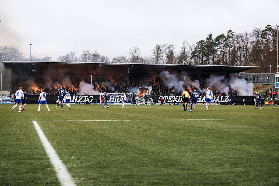 Mit dieser Geschmacklos-Choreo verherrlichte ein Teil der Rostock-Fans die Stendal-Randale vor 20 Jahren.