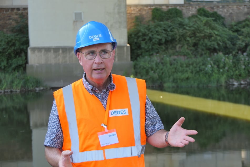 Bernd Urbank, Projektleiter der DEGES, am Donnerstag beim Pressetermin an der Brücke.