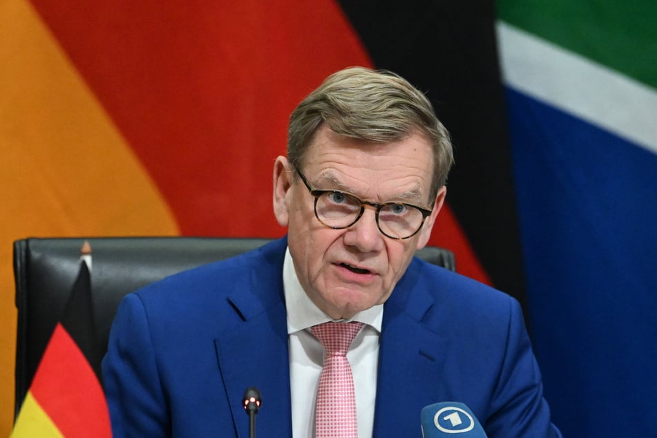 Außenminister Johann Wadephul pocht auf die Einbeziehung der Atom-Kontrolleure in Wien.