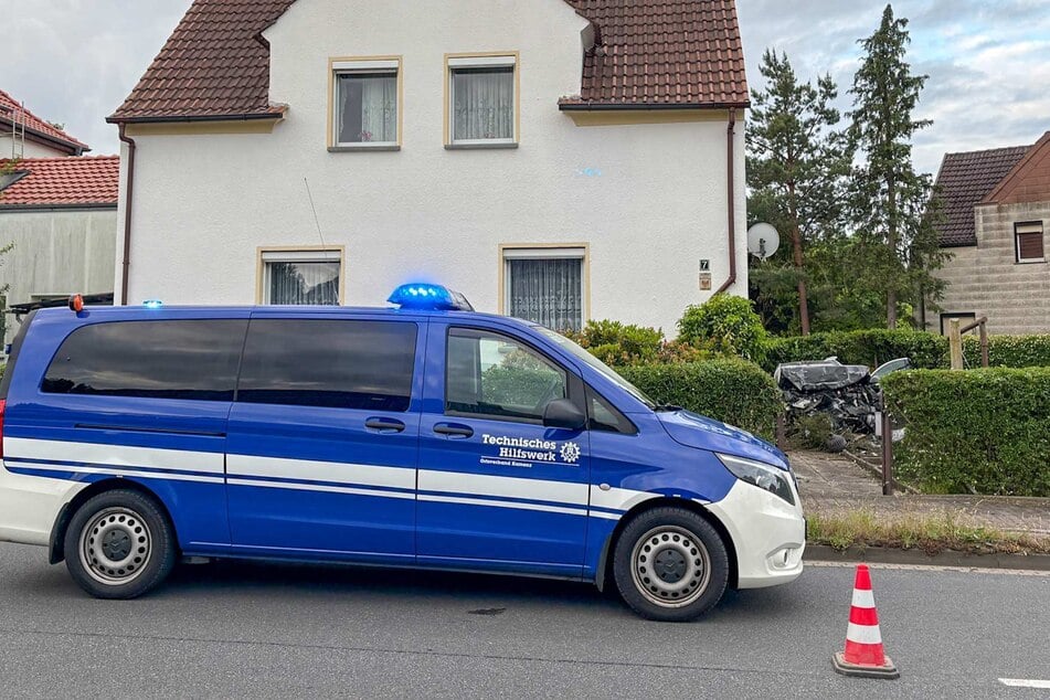 Weshalb der Fahrer mit dem Haus kollidierte, ist noch unklar.