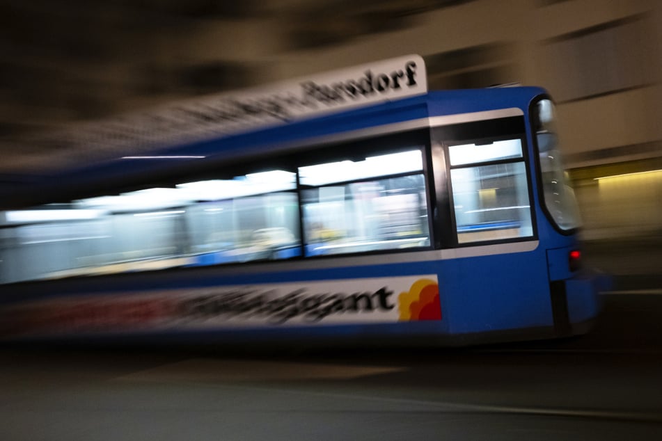 Eine Tram erfasste im Stadtteil Schwabing eine Radfahrerin. (Symbolbild)