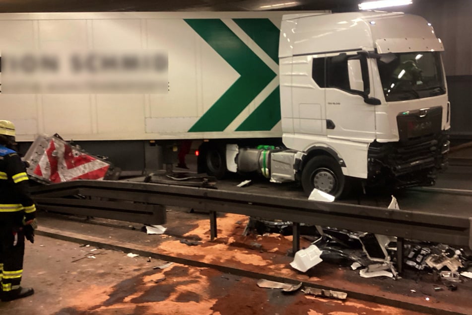 Auslaufender Diesel stellte die Feuerwehr im Heckenstallertunnel vor eine Herausforderung.