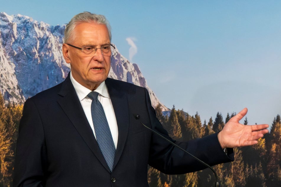 Joachim Herrmann (69, CSU) kritisiert offensichtlich mangelhafter Kommunikation zwischen Polizei und Bundeswehr.