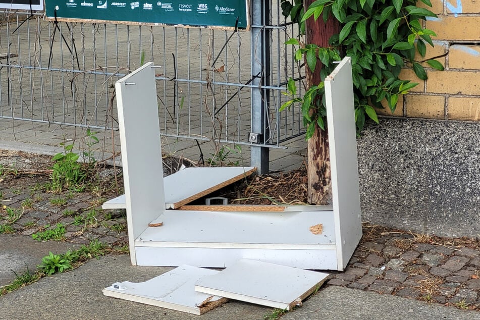 Und auch kaputte Möbel werden im Grunde einfach nur vor die Tür gestellt.