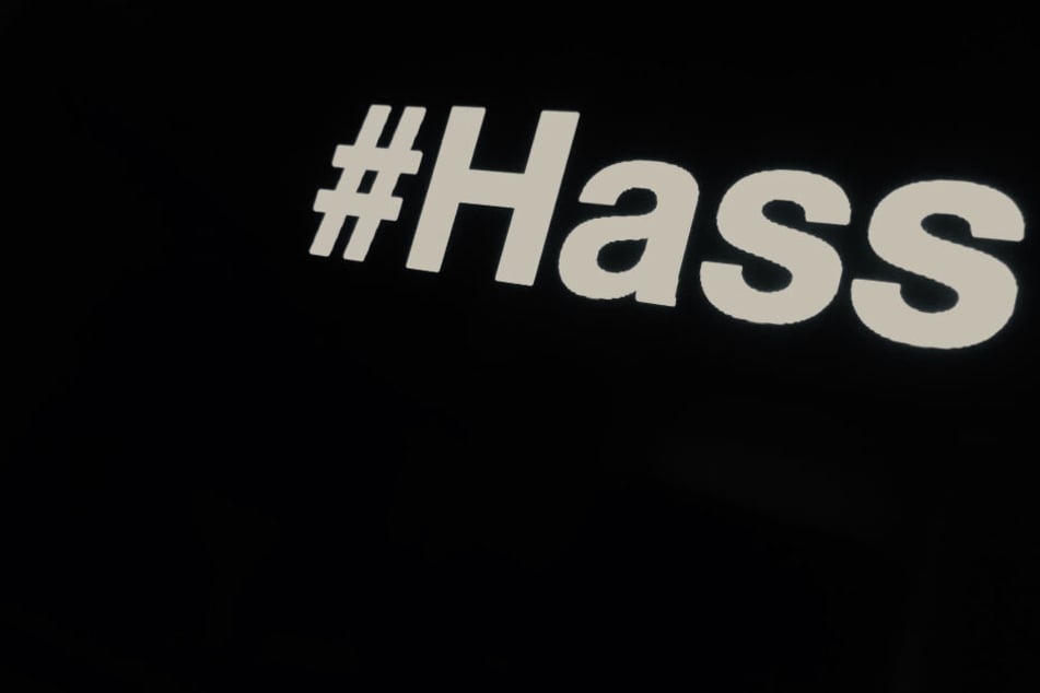 Die Forderung der Hamburger FDP-Fraktion ist deutlich: Hass im Netz muss juristisch mehr und konsequenter verfolgt werden.