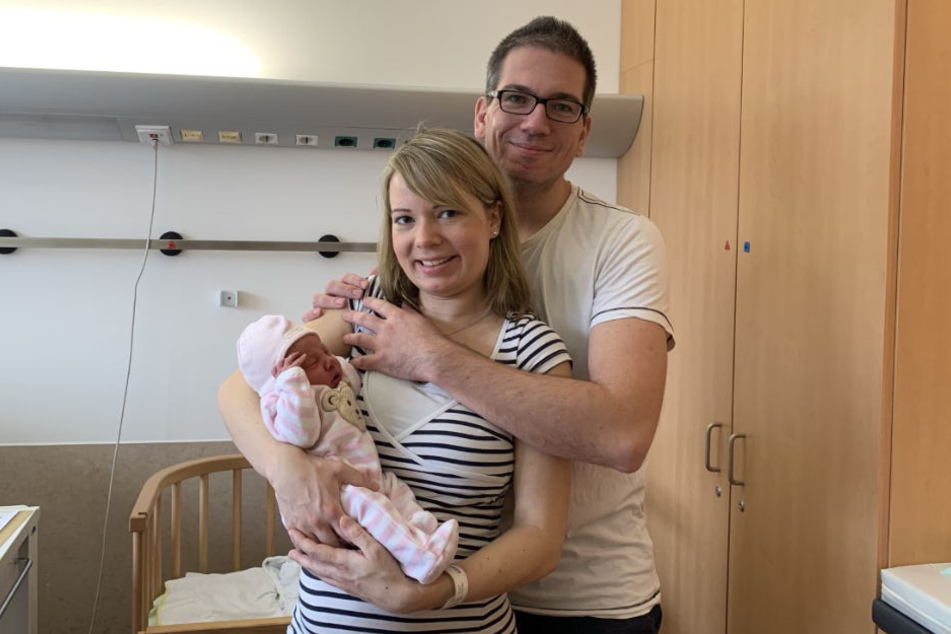 Die Eltern Christina und Constantin Bronowski präsentieren stolz ihr Neujahrsbaby Elena.