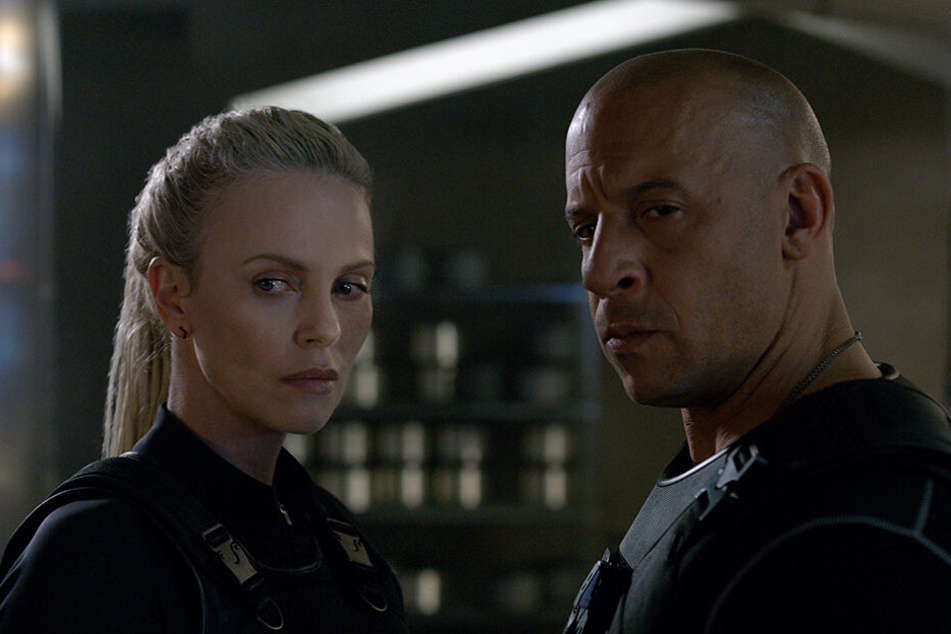 Charlize Theron und Vin Diesel vor der Kamera von Fast & Furious 8.