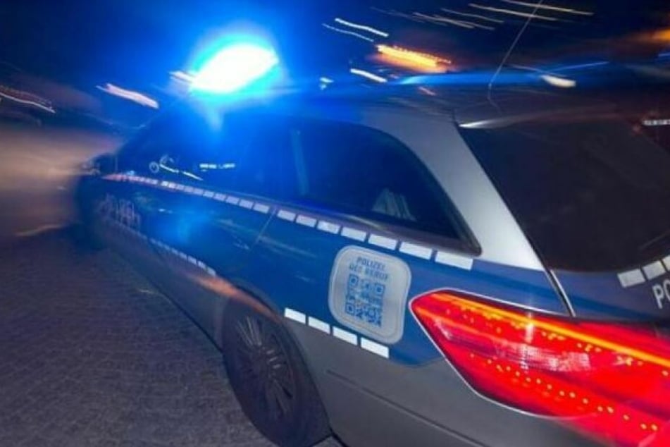 Die Polizei stoppte am Mittwochabend ein Auto, bei dem die Insassen mit ihrem Oberkörper aus den Fenstern hingen. (Symbolbild)