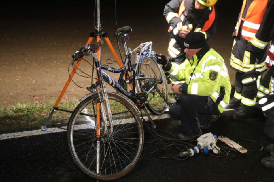 Die Beamten untersuchen das Fahrrad. Es wird nun geprüft, ob das Licht nicht ordnungsgemäß funktioniert hat.