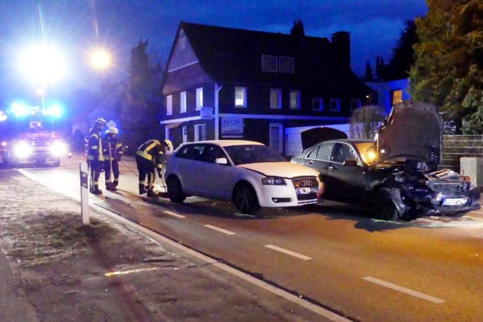Beide Autos mussten nach dem Crash mit Totalschaden abgeschleppt werden.