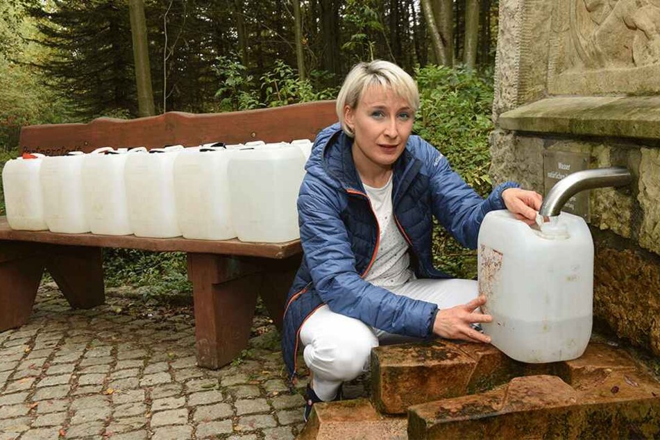 Weil der Brunnen an ihrem Haus seit Monaten versiegt ist, darf sich die Altenbergerin Mandy Schmieder (42) mit Genehmigung an einer öffentlichen Quelle bedienen. Doch selbst dort wird das Wasser langsam knapp.