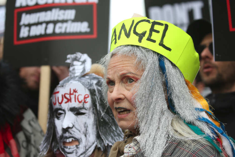 Vivienne Westwood, Modedesignerin aus Großbritannien, demonstriert am vergangenen Samstag bei den Königlichen Gerichtshöfen in London gegen die Auslieferung des Wikileaks-Gründers Assange in die USA.