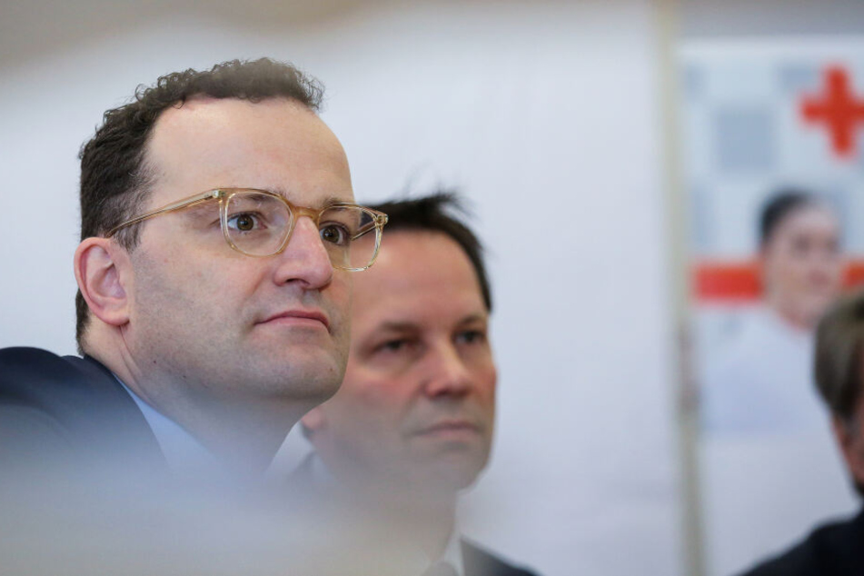 Jens Spahn (CDU, links), Bundesgesundheitsminister, und Thomas Dörflinger (CDU) hören während einer Diskussion zum Thema Notfallsanitäter einem Redner zu.