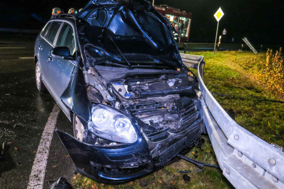 Der VW prallte gegen eine Leitplanke und blieb dort stehen.